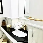 Mondrian Luxury Unesco Old Town شقة فندقية