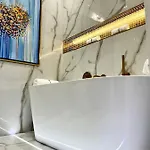 Mondrian Luxury Unesco Old Town شقة فندقية 4*