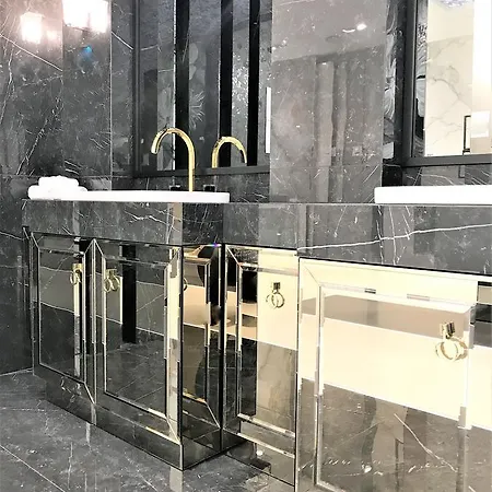 Hotel apartamentowy Mondrian Luxury Unesco Old Town