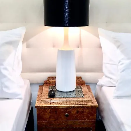Aparthotel Mondrian Luxury Unesco Old Town 4*